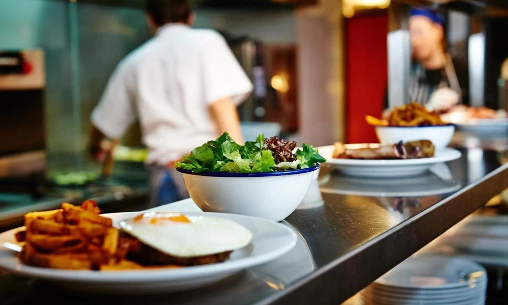 Εστίαση: Στο 11% ο ΦΠΑ, φθηνότερα ο καφές και τα αναψυκτικά